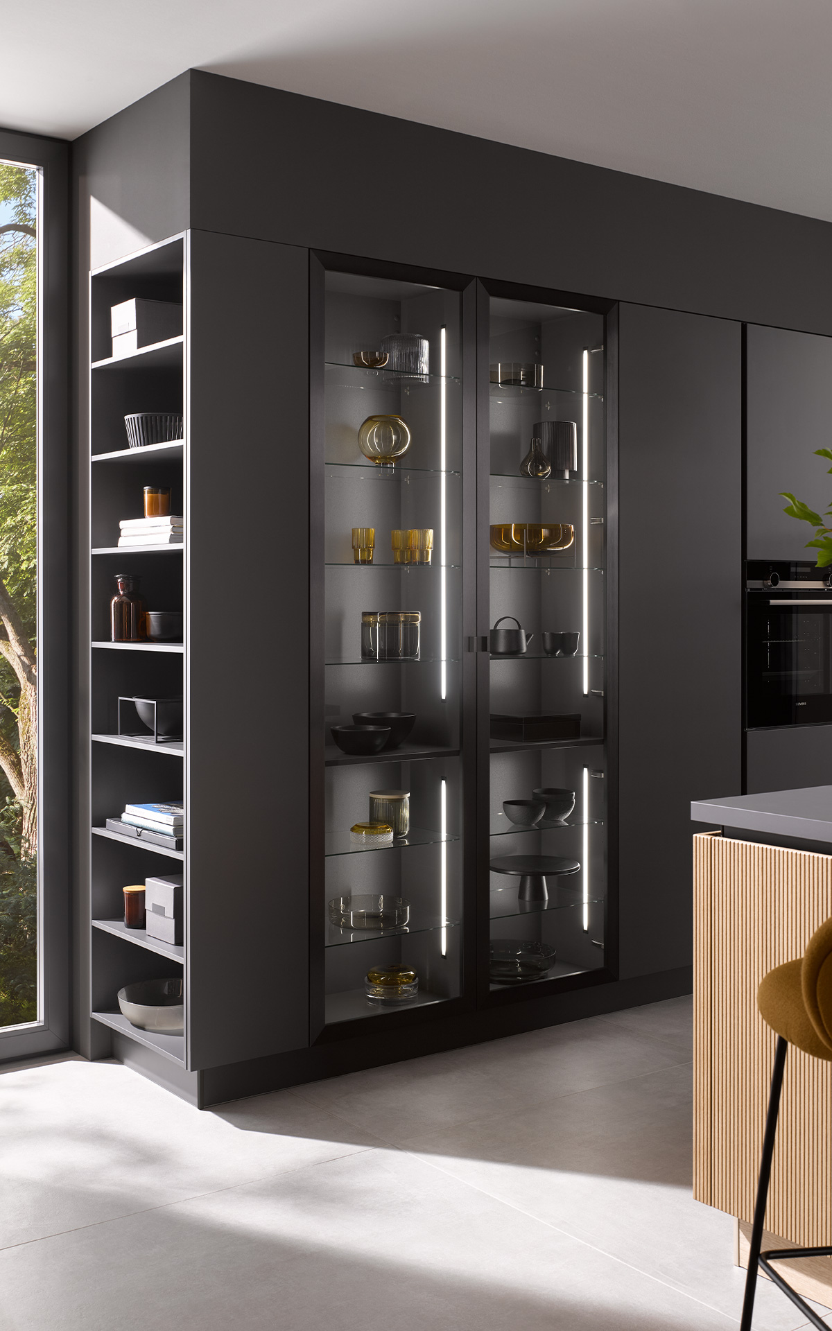 AV_6023GL_Eiche_elegant_Hochschrank_Metallrahmen